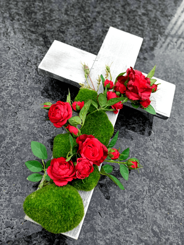 Krzyż z kwiatami